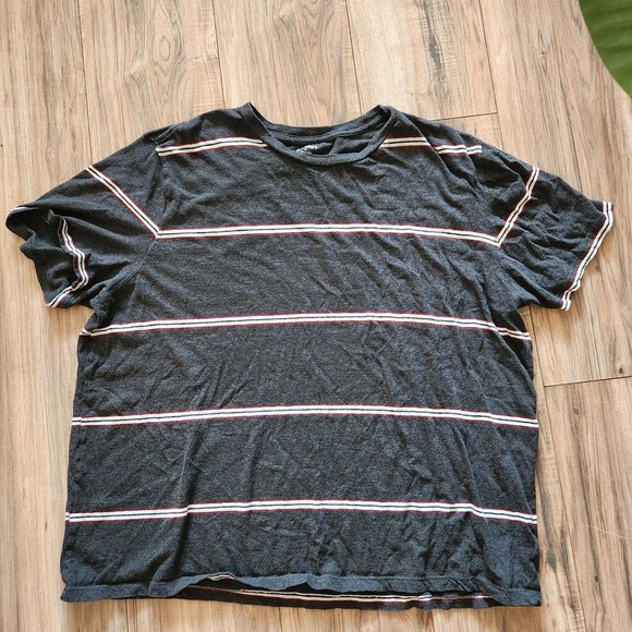 Tops - Old Navy soft-washed short sleeve T-shirt